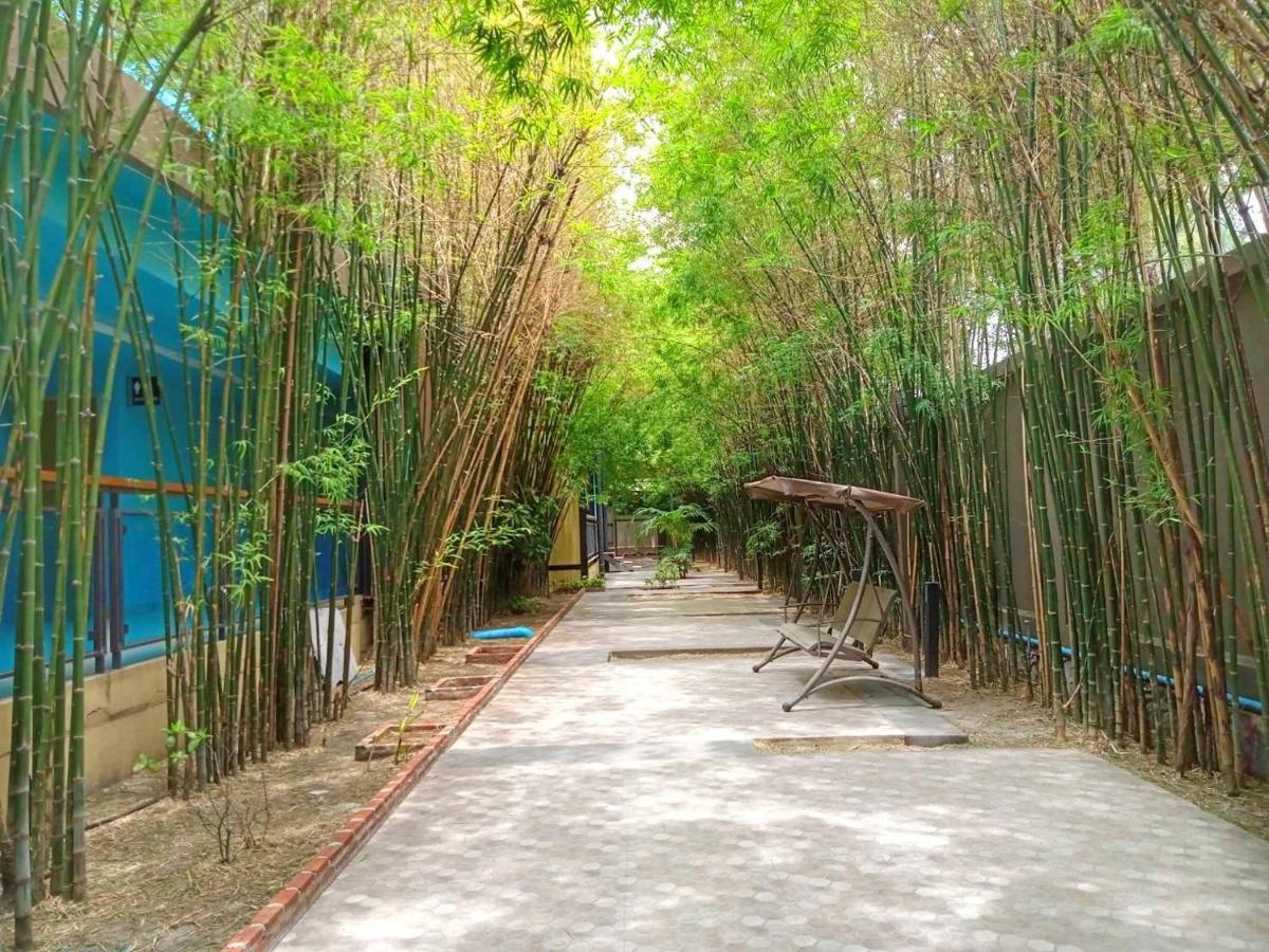 Beach Walk Boutique Resort Bangsaen Buitenkant foto