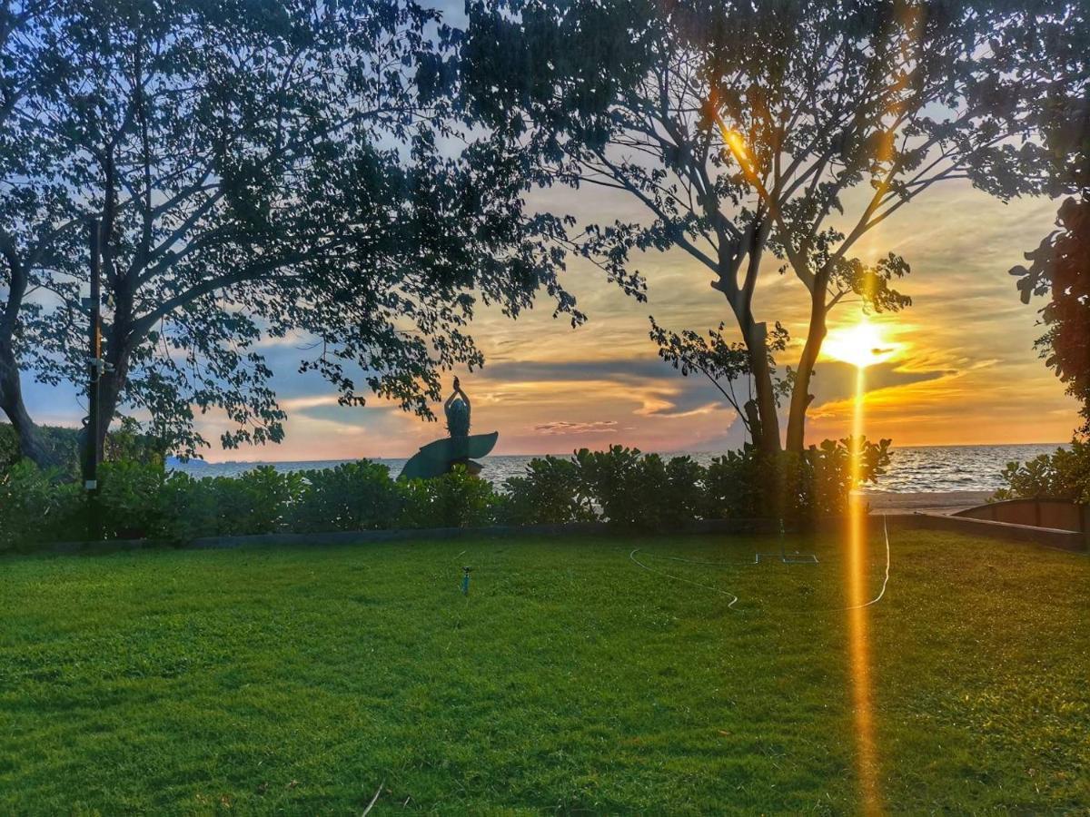 Beach Walk Boutique Resort Bangsaen Buitenkant foto
